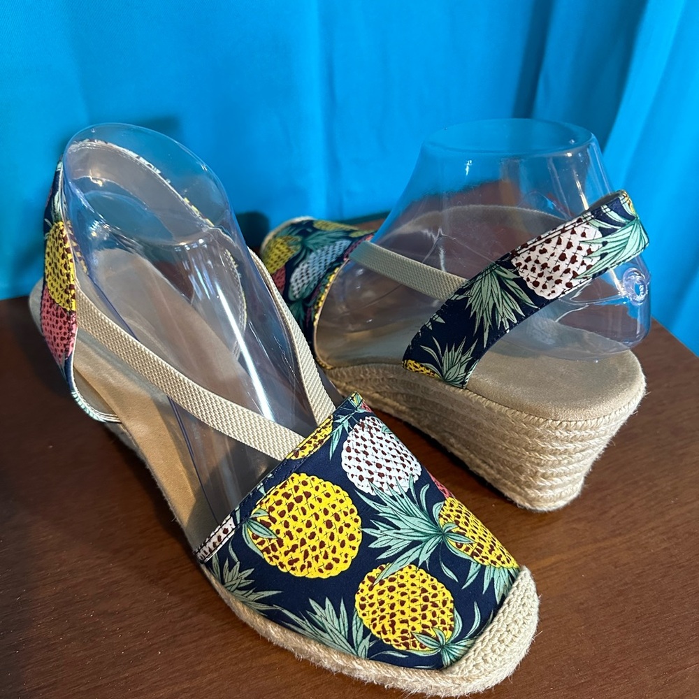 Cute and comfy pineapple print espadrille.  Used in great condition